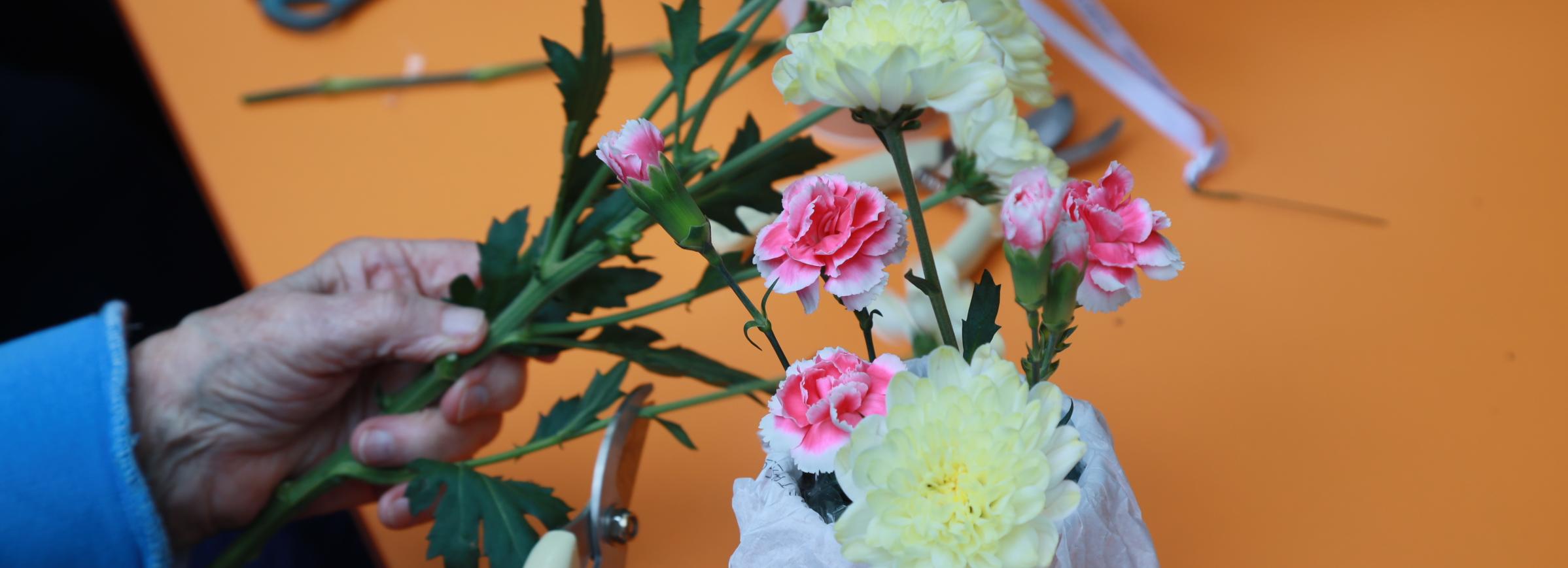 Мастер-класс по флористике устроили для постояльцев центра «Ветеран»