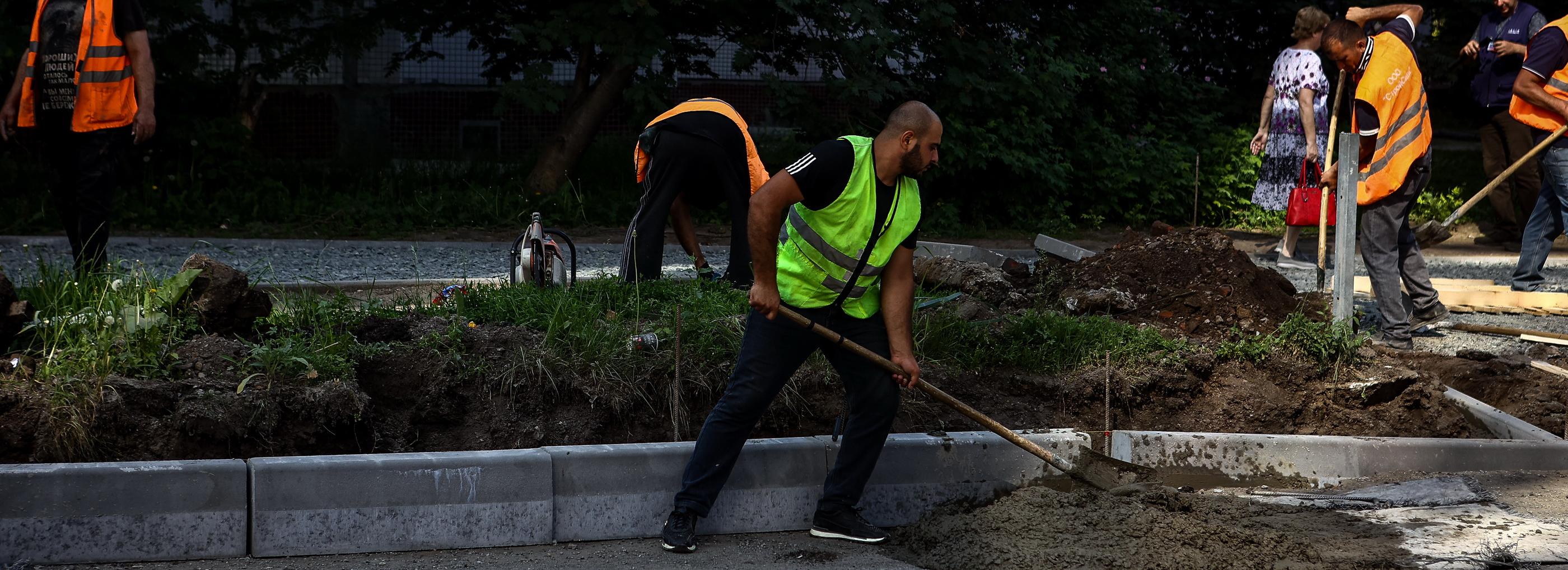 Дорожных рабочих на зарплату до 70 000 рублей ищут в Новосибирске