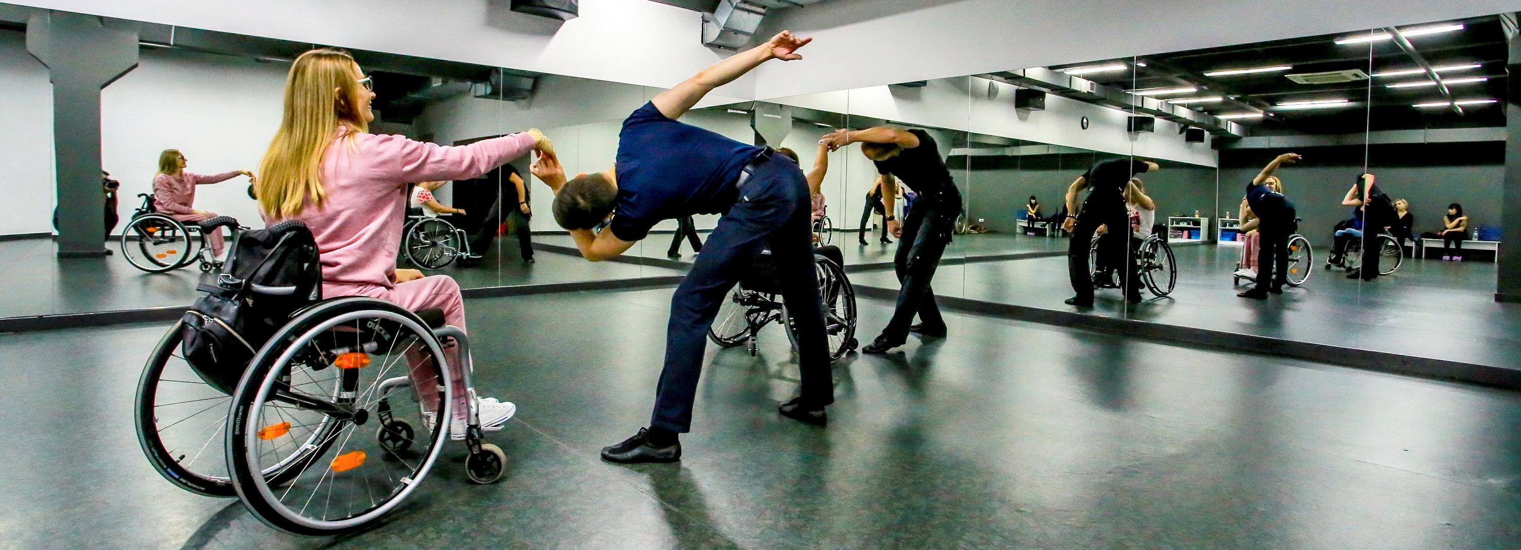 Танцевать на колясках научили новосибирцев педагоги из Санкт-Петербурга