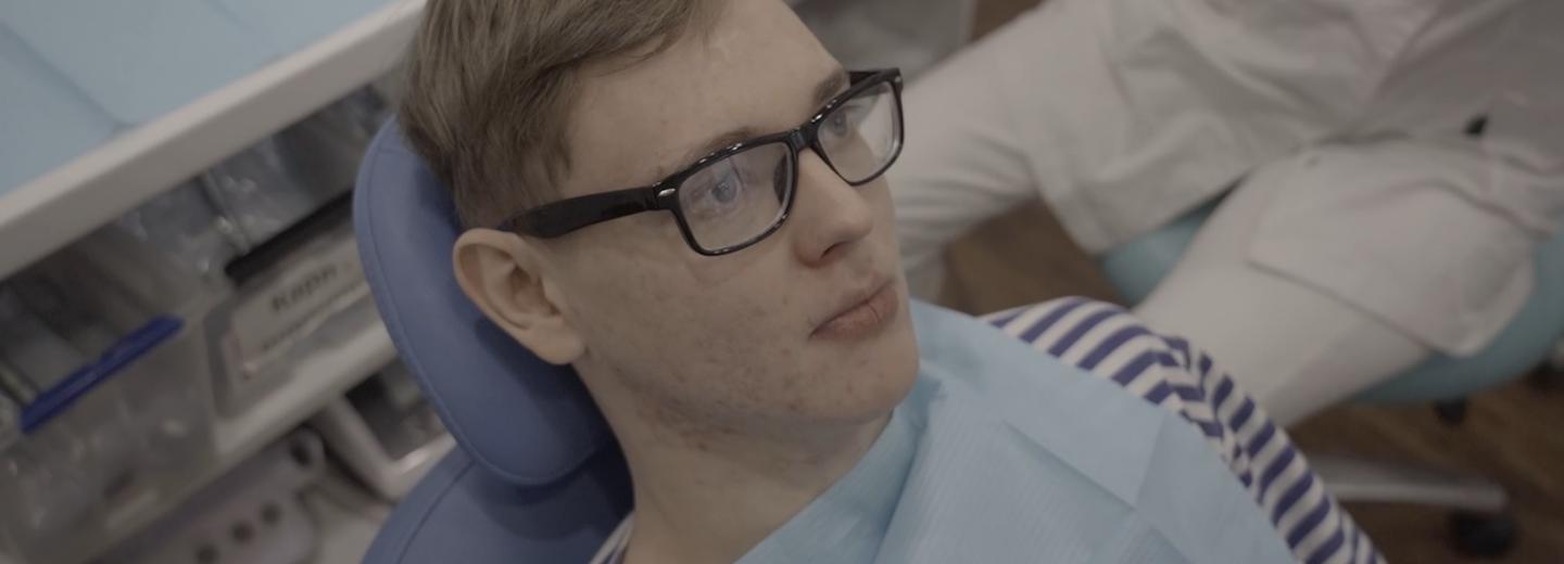 Избитому рэперу бесплатно вставили зуб в новосибирской клинике