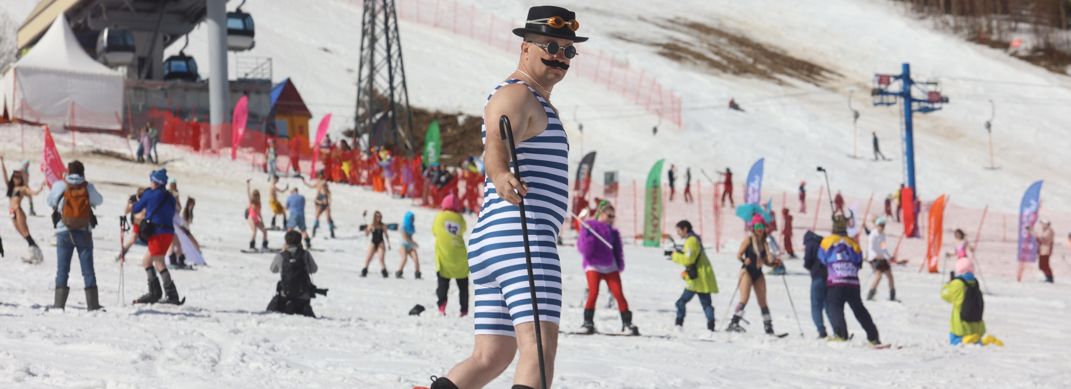 Сибиряки в купальниках и карнавальных нарядах скатились с горы в Шерегеше