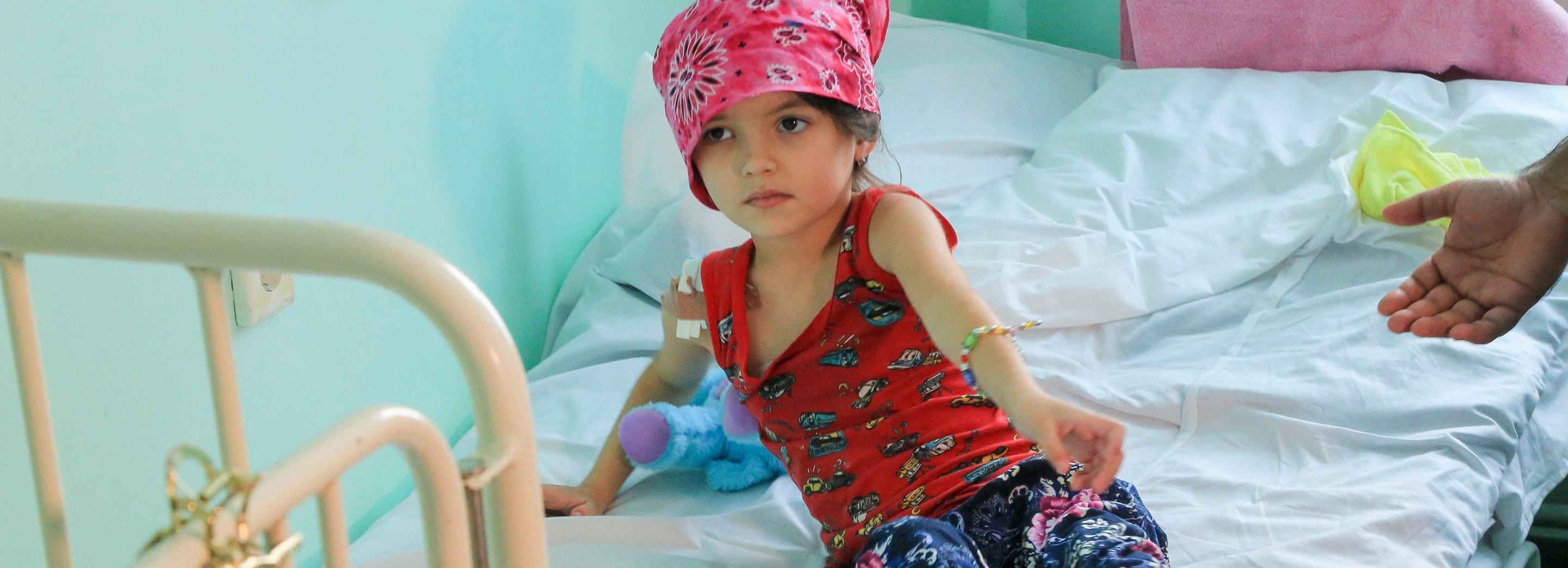 Новосибирские врачи вымыли кисту из мозга девочки 2,5 литрами воды