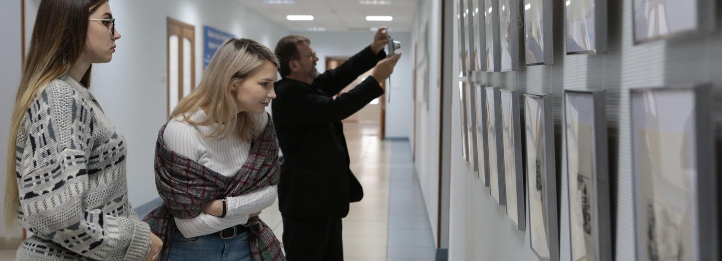 Шишкина, Айвазовского и Рериха показывают пассажирам Толмачёво