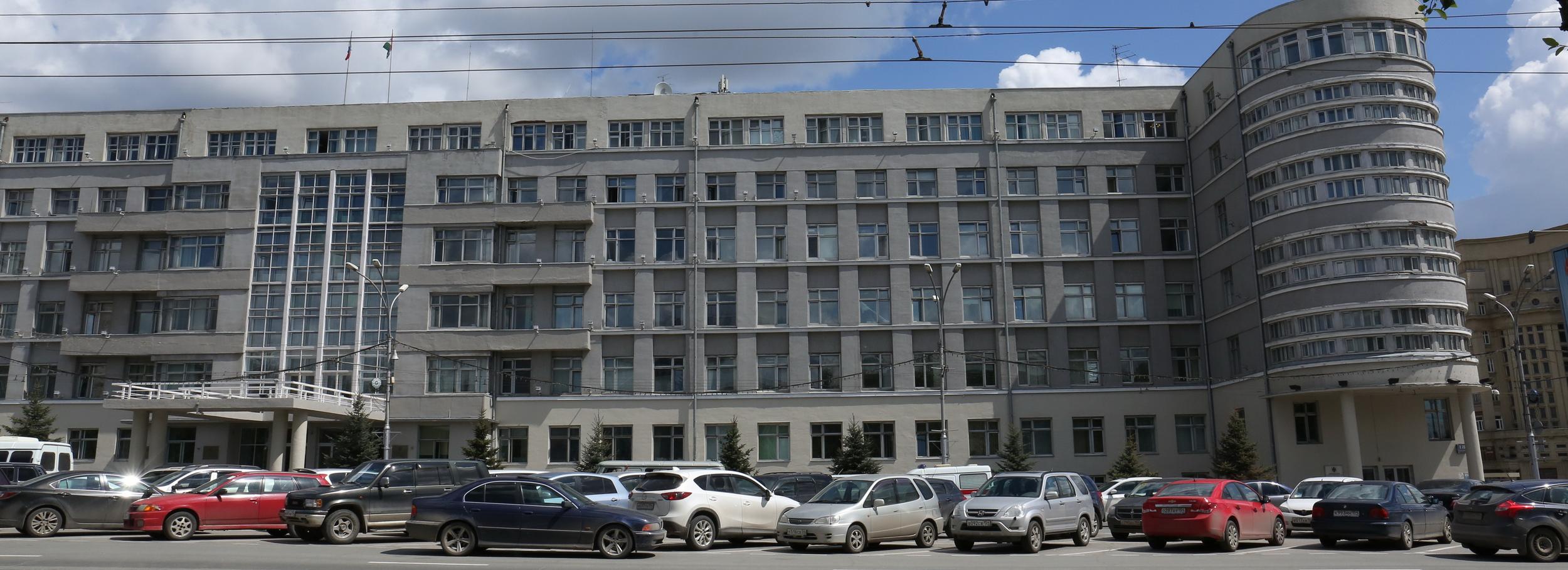 Бронеплёнкой защитят окна здания областного правительства в Новосибирске