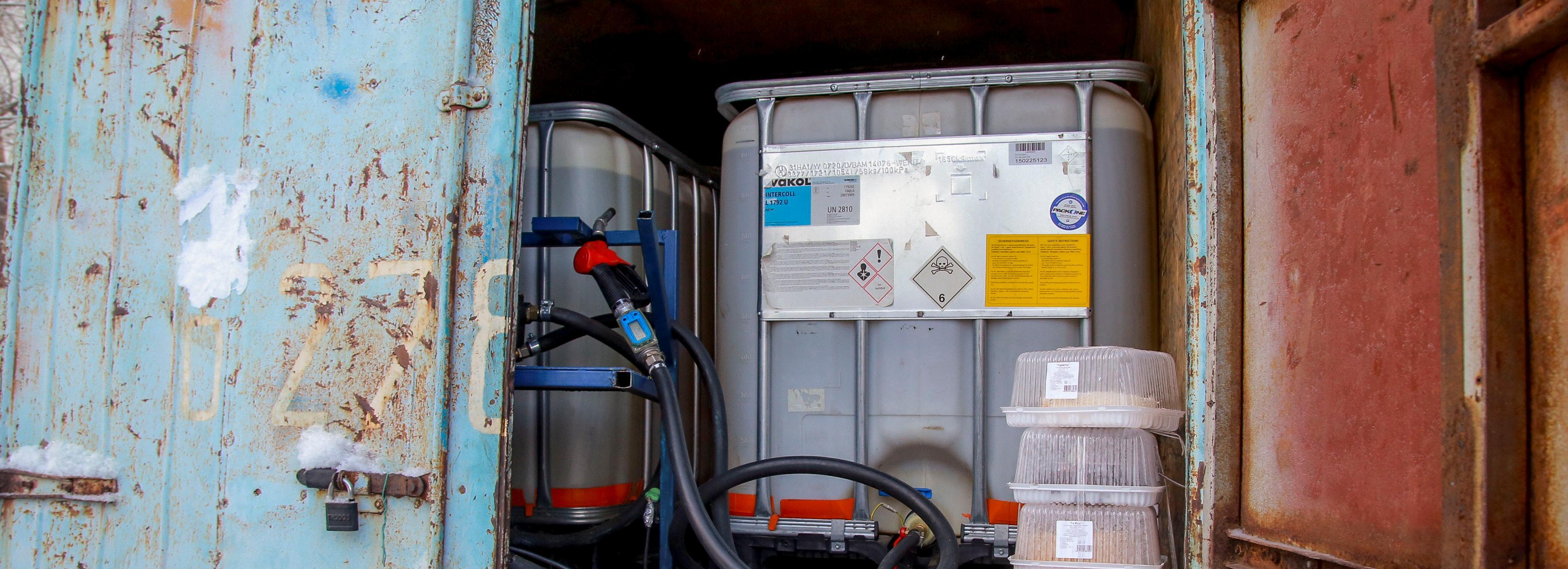 Нелегальная АЗС на колёсах сбила полицейского в Новосибирске