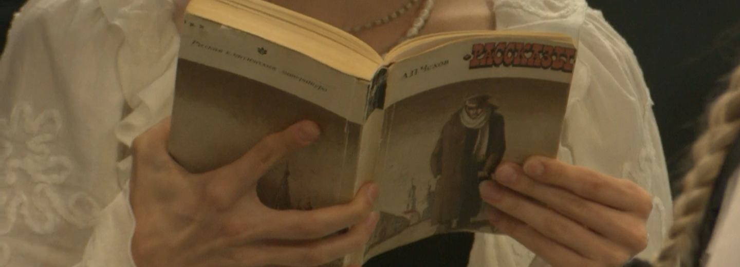 «Первый театр» собрал 31 рассказ Чехова в минималистичном спектакле