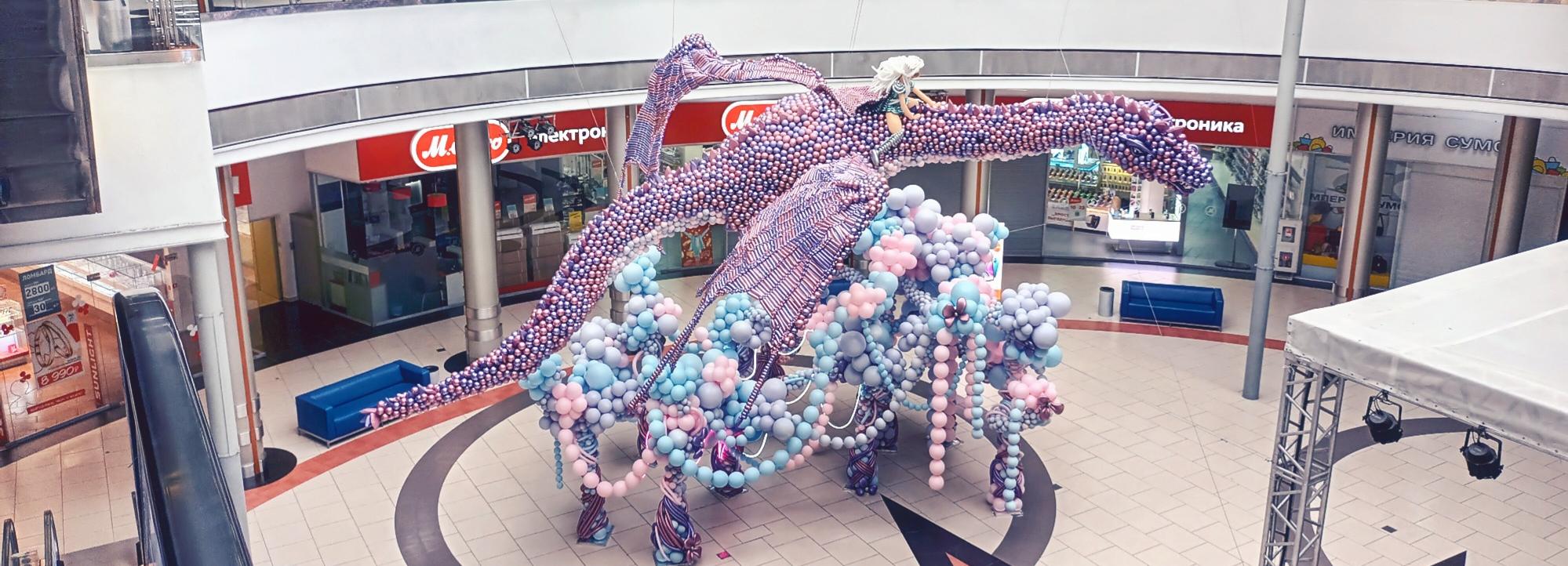 13-метровый дракон из воздушных шаров появился в новосибирском ТРЦ