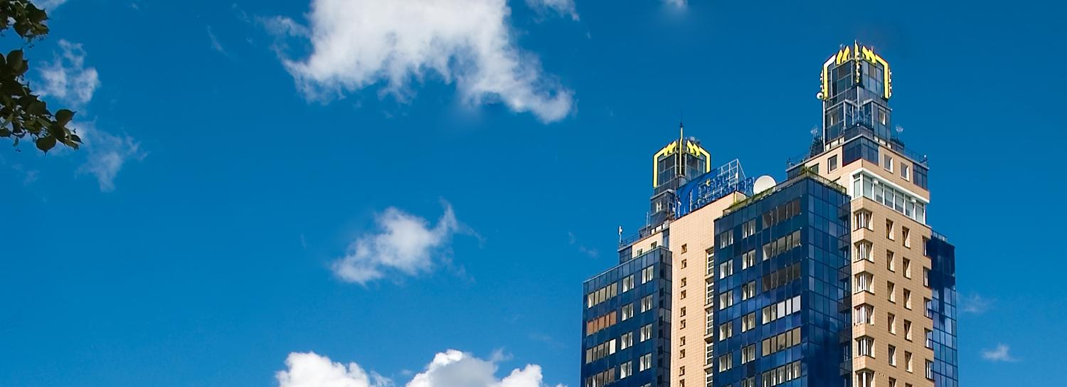 Синий Бэтмен: история двурогой высотки на Коммунистической