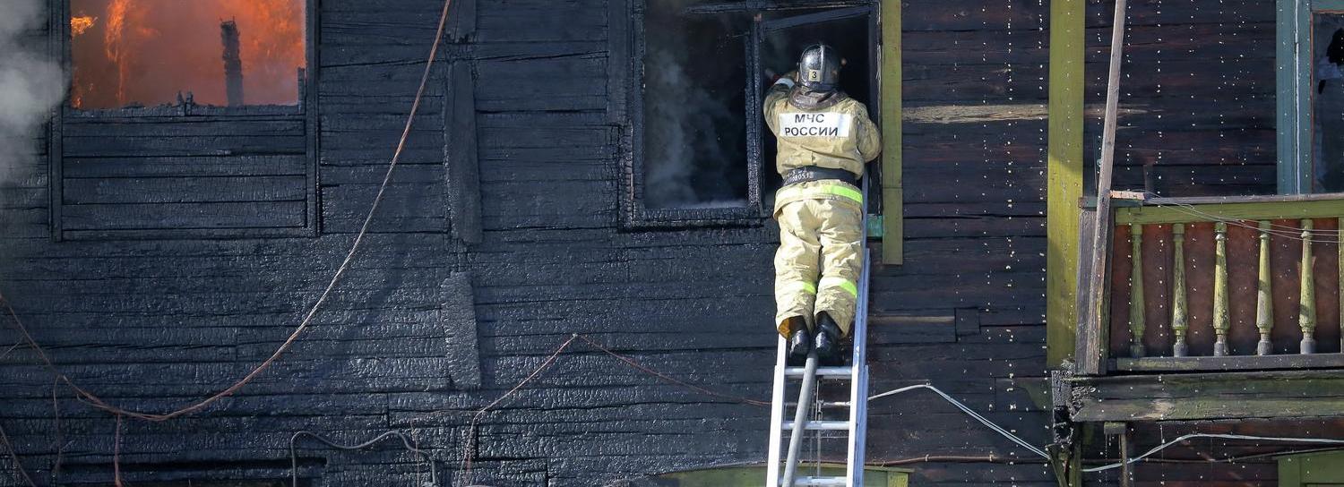 Пожарные спасли двух человек из горящего барака в Новосибирске