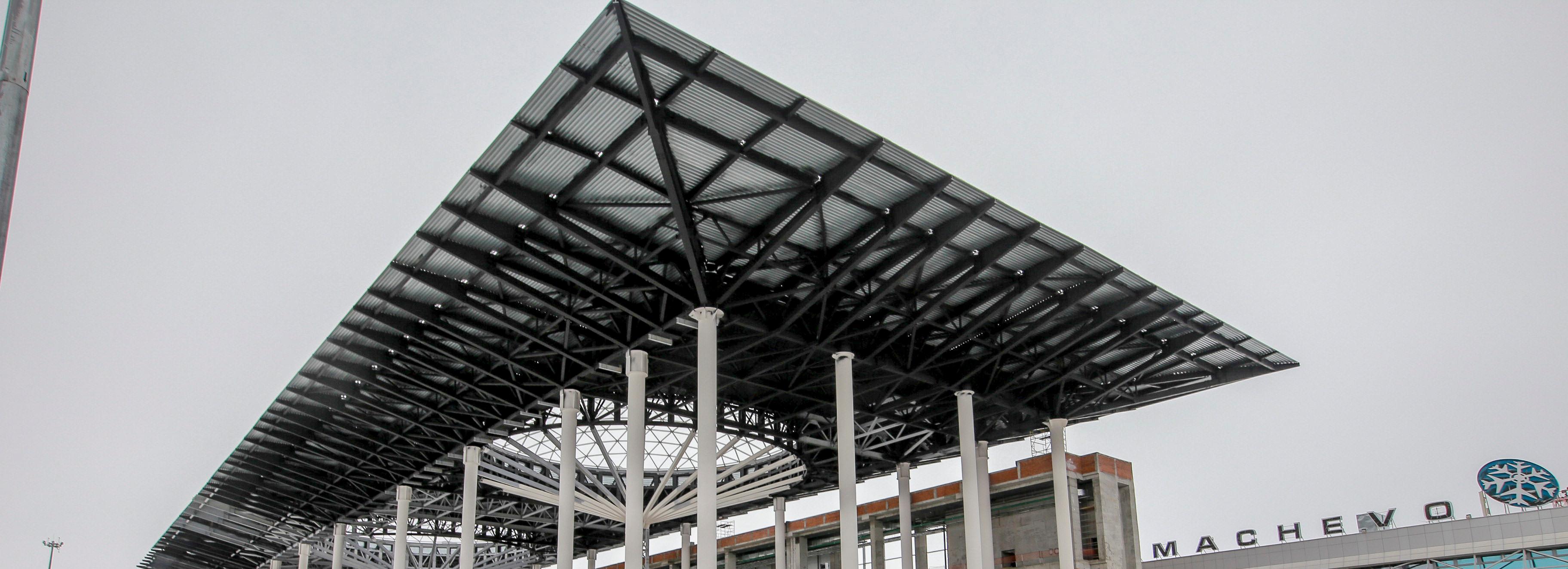 Четыре стеклянных купола устанавливают в новом терминале Толмачёво