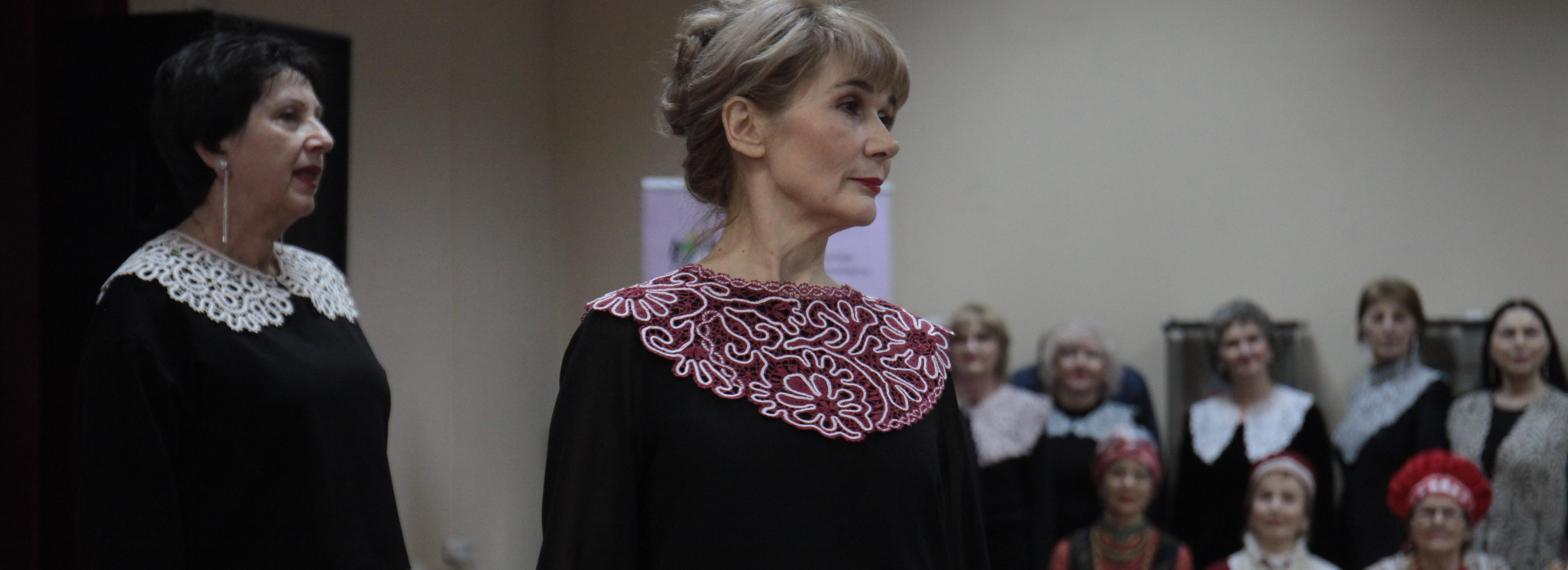 Модницы 54+ показали дефиле с мехом и кружевом в Новосибирске