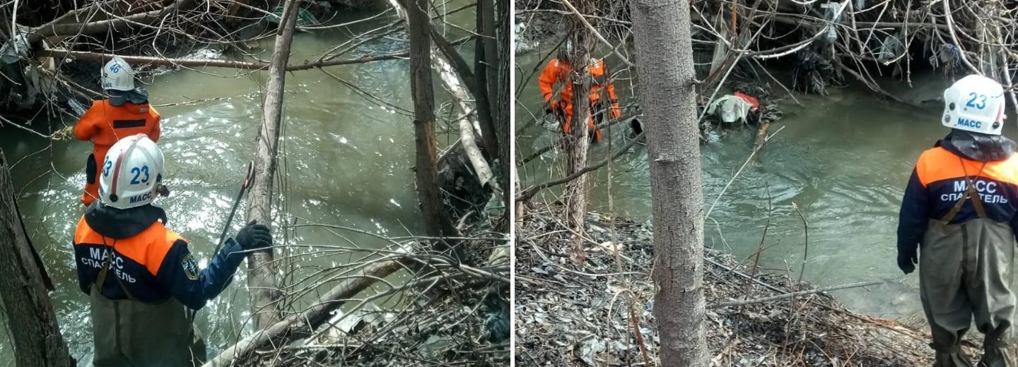 Спасатели разобрали затор из деревьев в русле 2-й Ельцовки