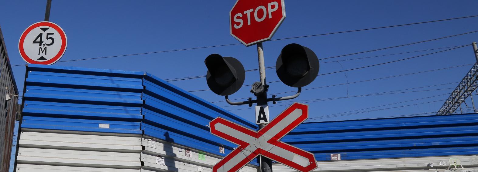 Грузовой поезд врезался в иномарку на переезде в Новосибирской области