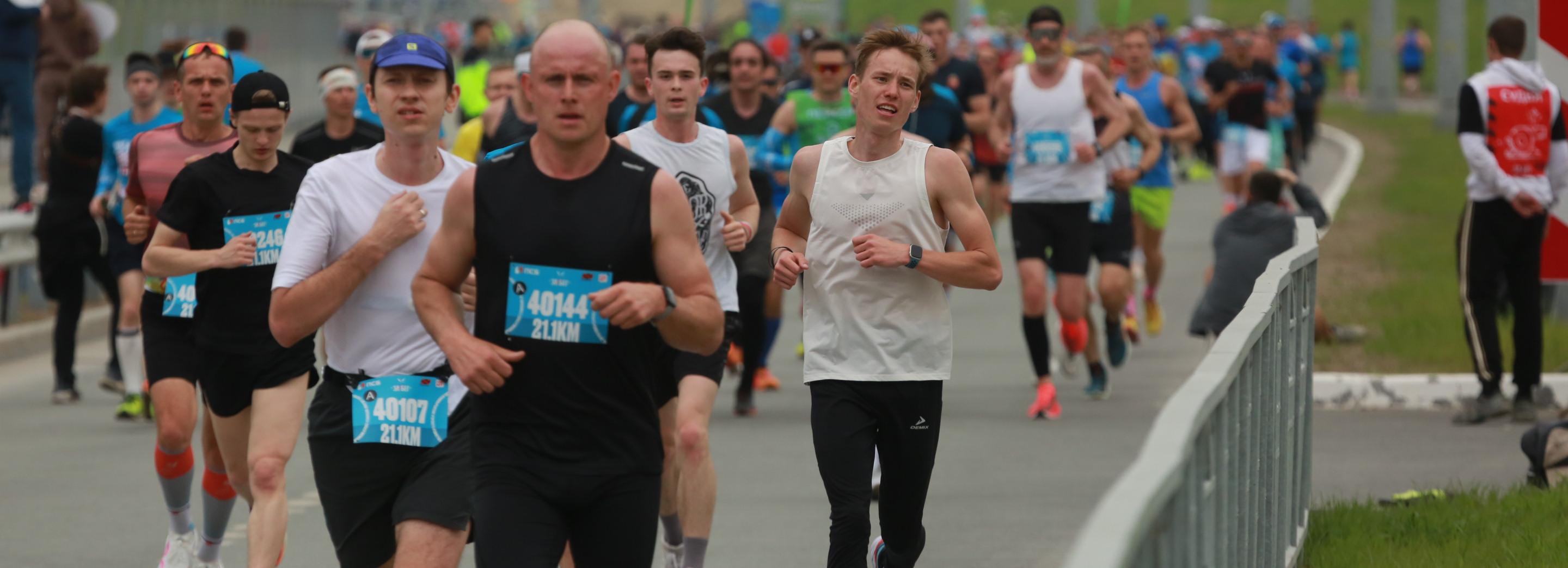 «Забег.РФ»: новосибирцы вышли на старт полумарафона под дождём