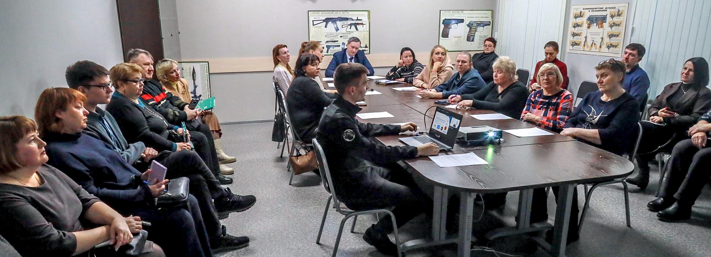 Эффективные методы поддержки бойцов обсудили в центре содействия СВО