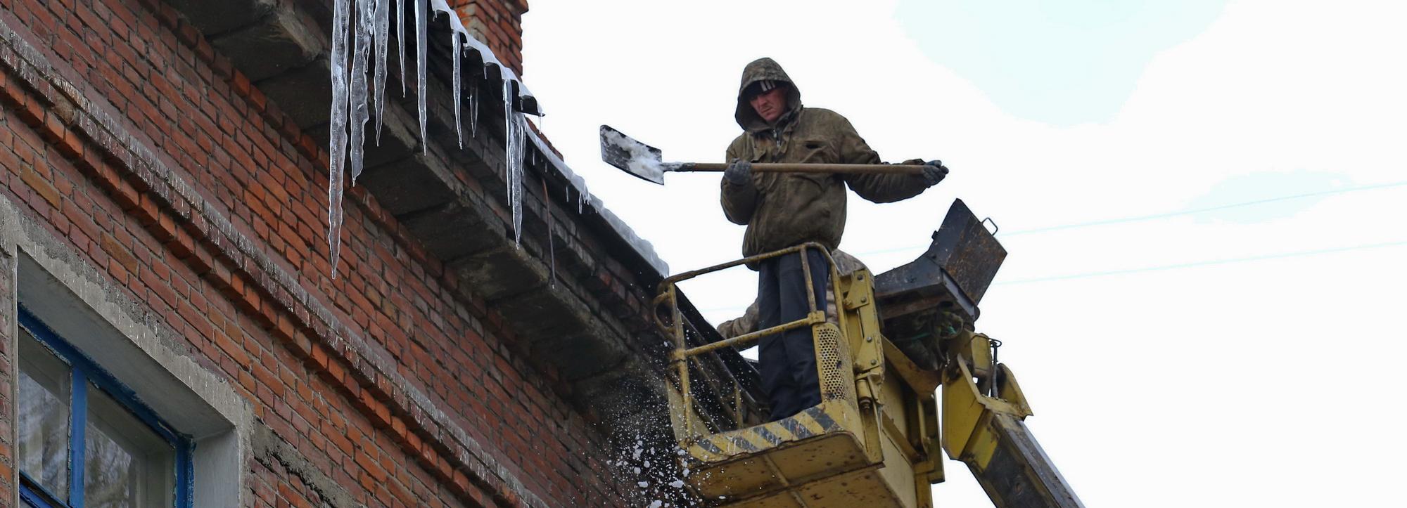 Нерадивые УК накажут за сугробы на крышах и скользкий тротуар