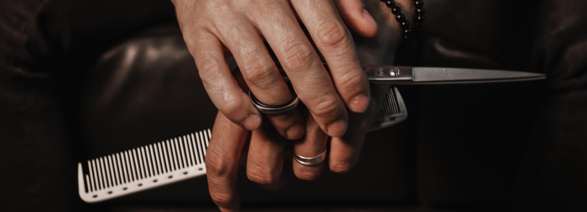 Иностранца с 22 кг парикмахерского инструмента задержали в Толмачёво