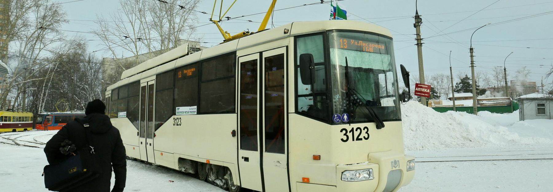 13-й трамвай вытащил застрявший автомобиль в пятницу, 13-го