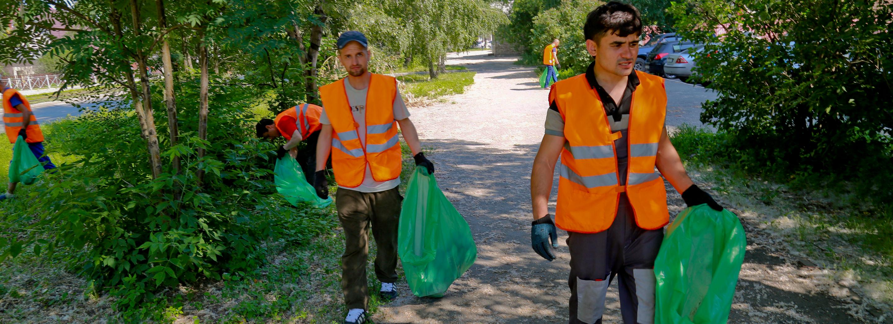 Таджикская диаспора устроила субботник в левобережье ко Дню города