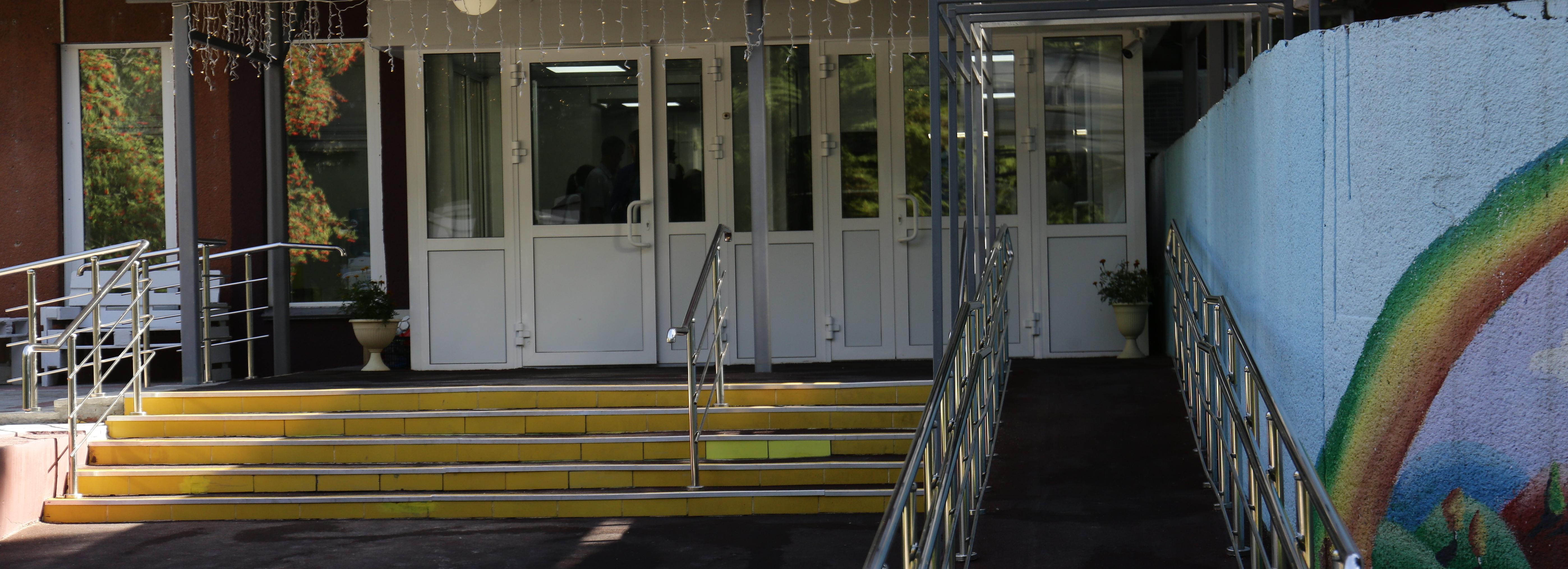 Скалу возможностей и адаптивный роллердром открыли в центре «Заря»