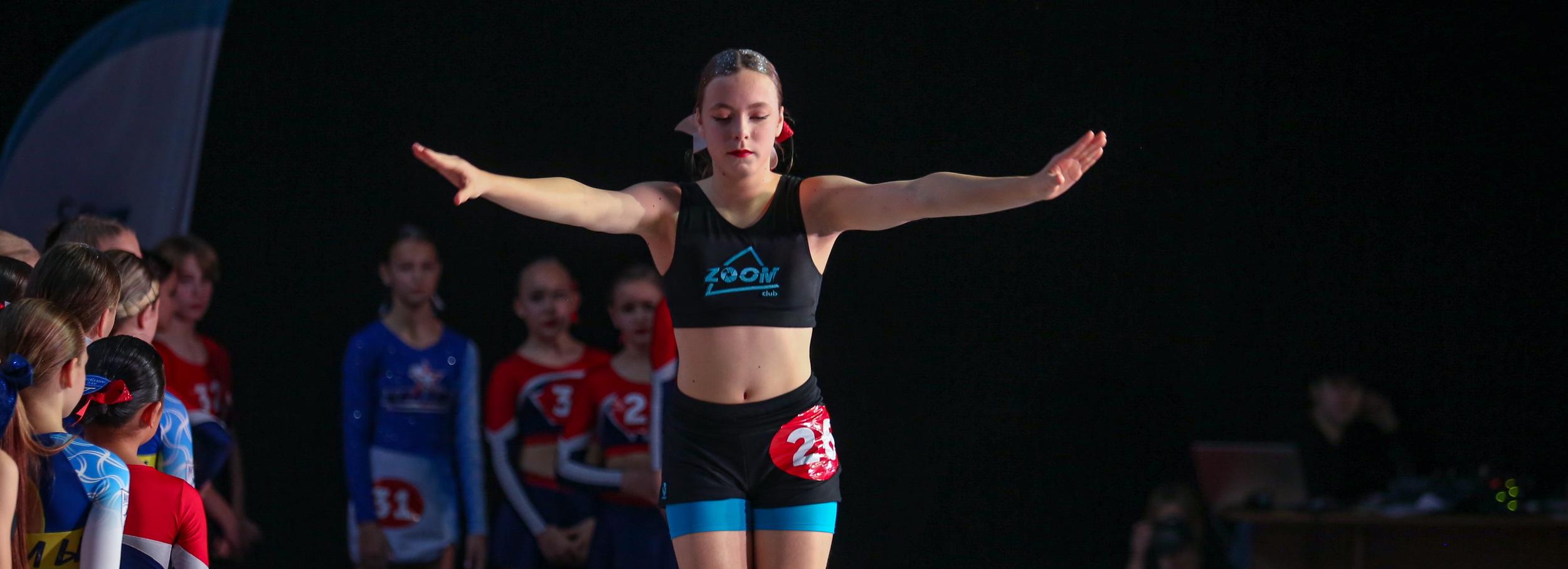 Чирлидеры показали эффектные трюки на фестивале в Новосибирске: 20 фото