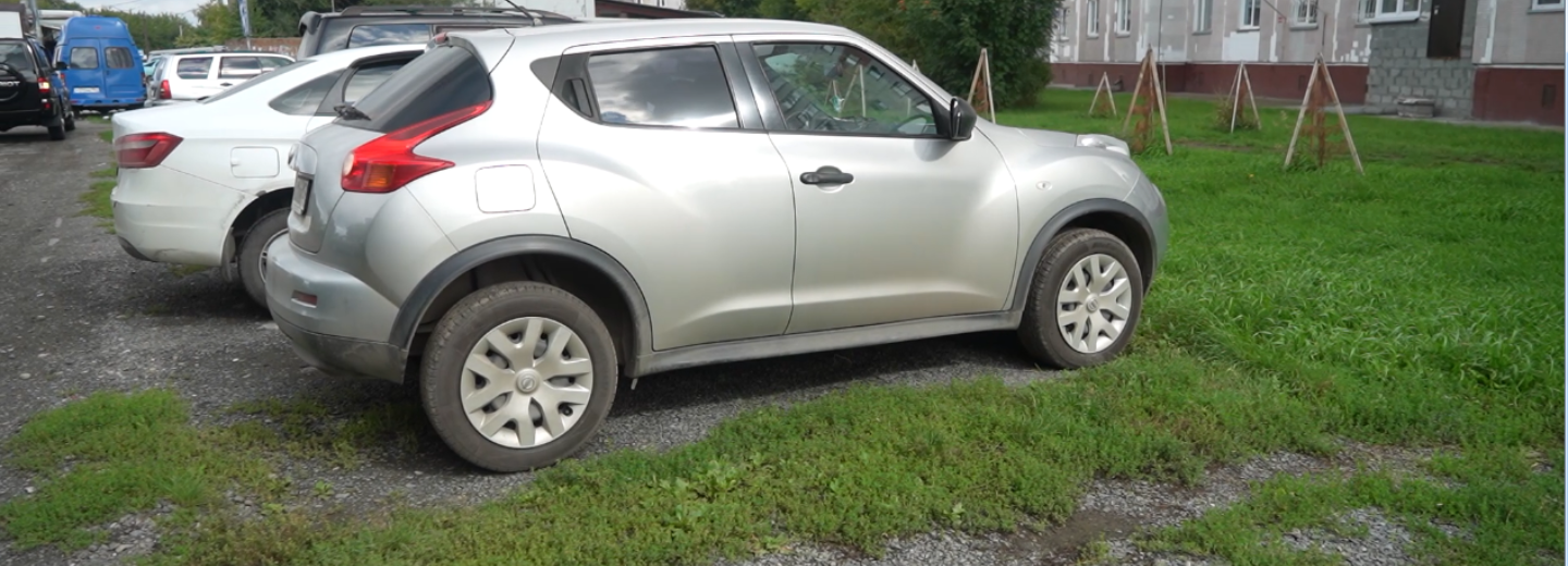 Превратили двор в гараж: жители Троллейной жалуются на автохамов