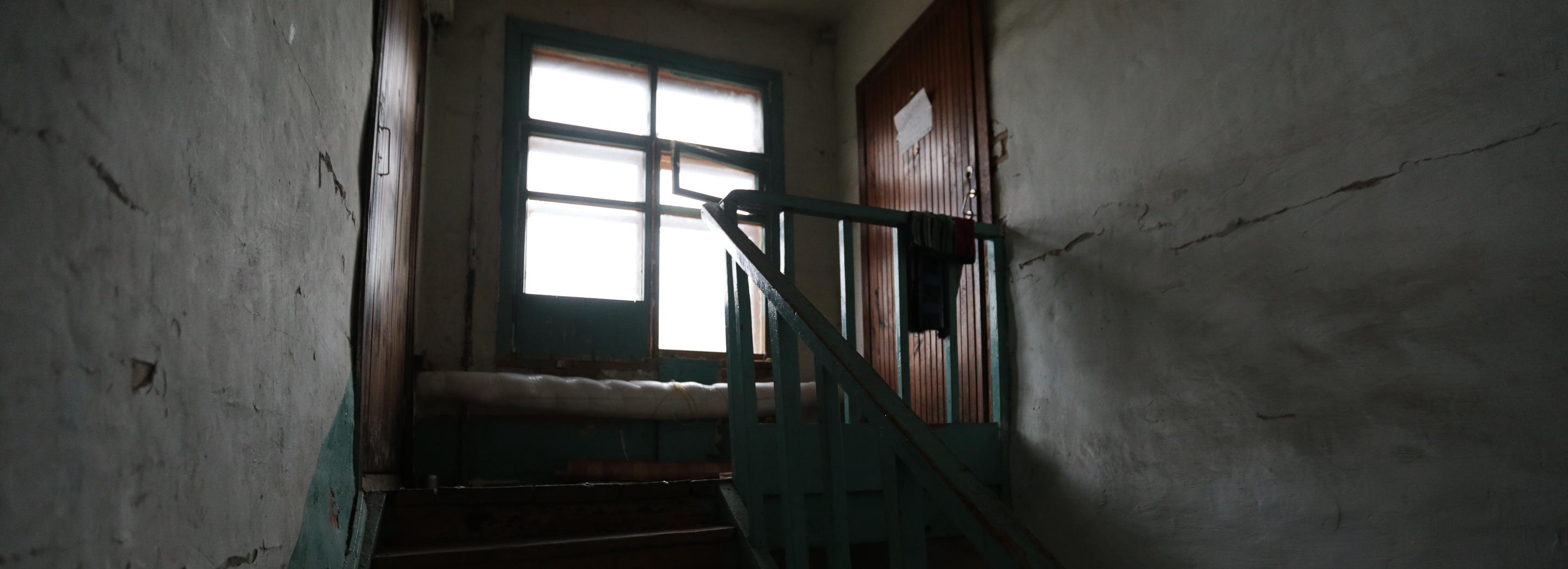 Крохотную двухэтажку в центре Новосибирска признали аварийной