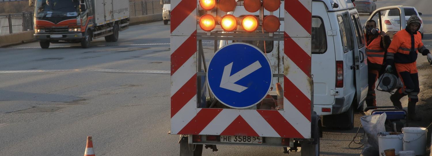 Ямы на Октябрьском мосту в Новосибирске залили эпоксидной смолой