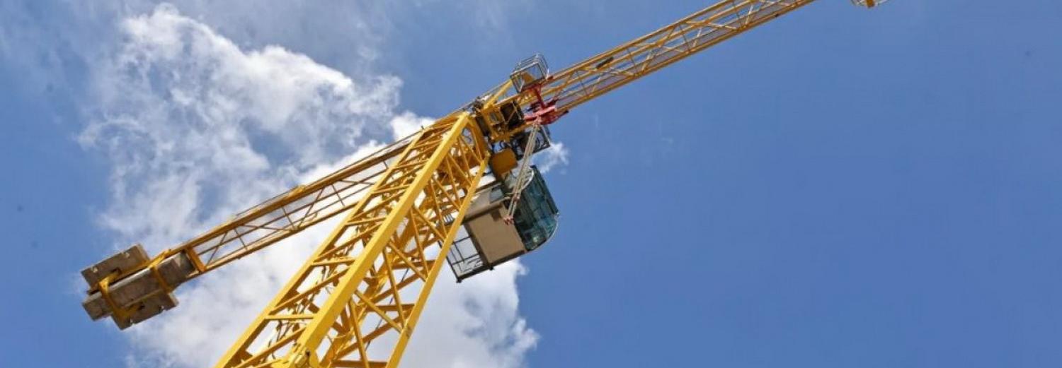 Спасатели спустили крановщицу с 90-метровой высоты в «косынке»