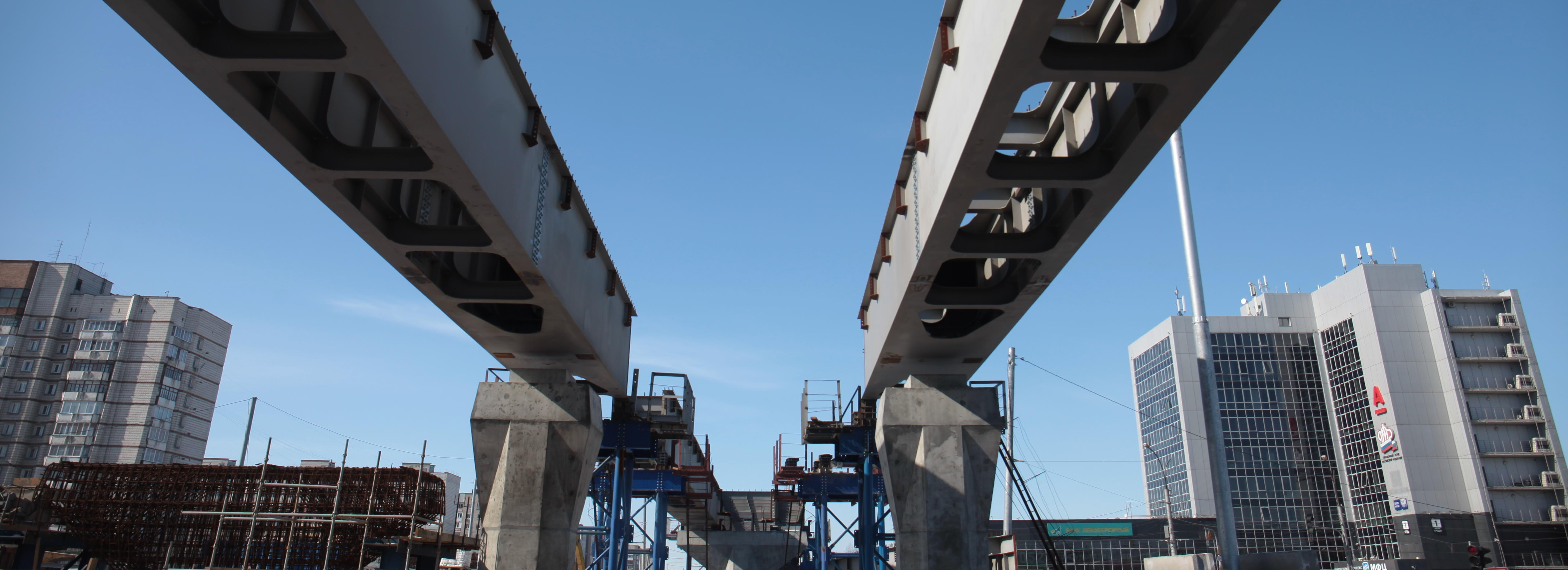 Автомобильную эстакаду на площади Труда перекрыли 24-метровыми балками