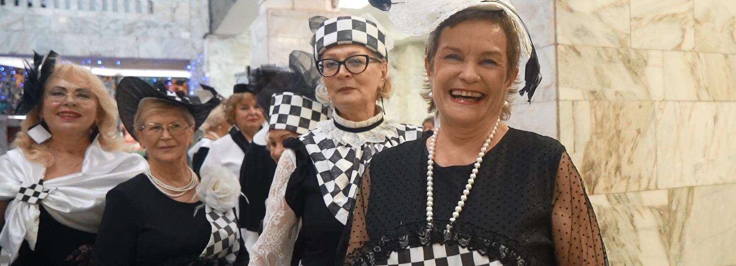 «Шахматные королевы» элегантного возраста продефилировали по подиуму
