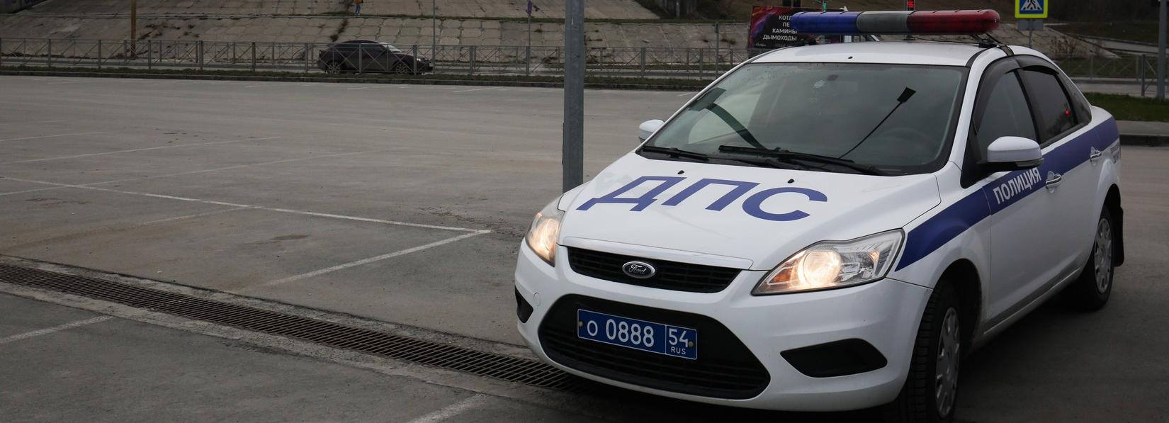 Новосибирец на угнанном авто врезался в бочку с квасом