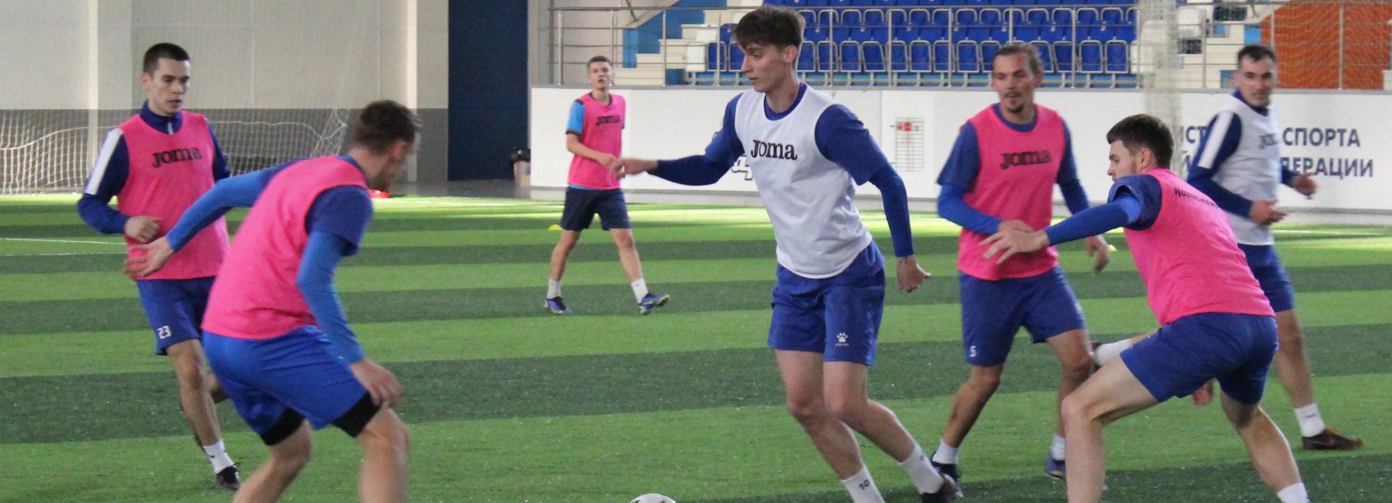 ФК «Новосибирск» провёл первую тренировку на новом газоне центра «Заря»
