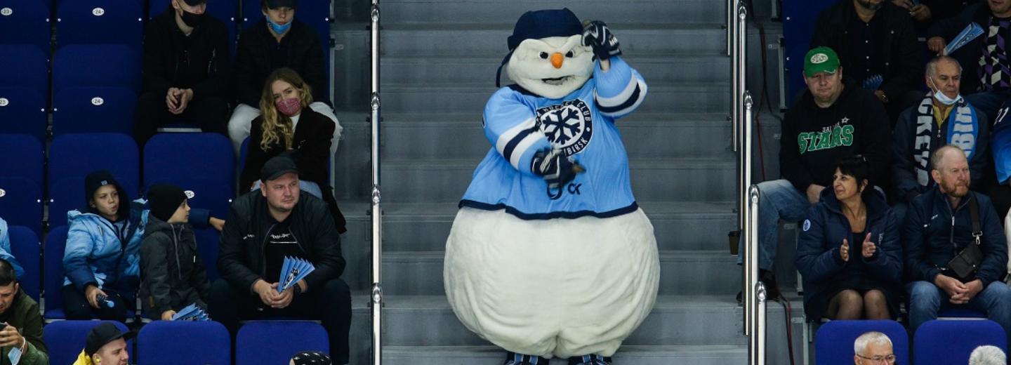 Четырёхметровый шарф связали пенсионеры для Снеговика из ХК «Сибирь»