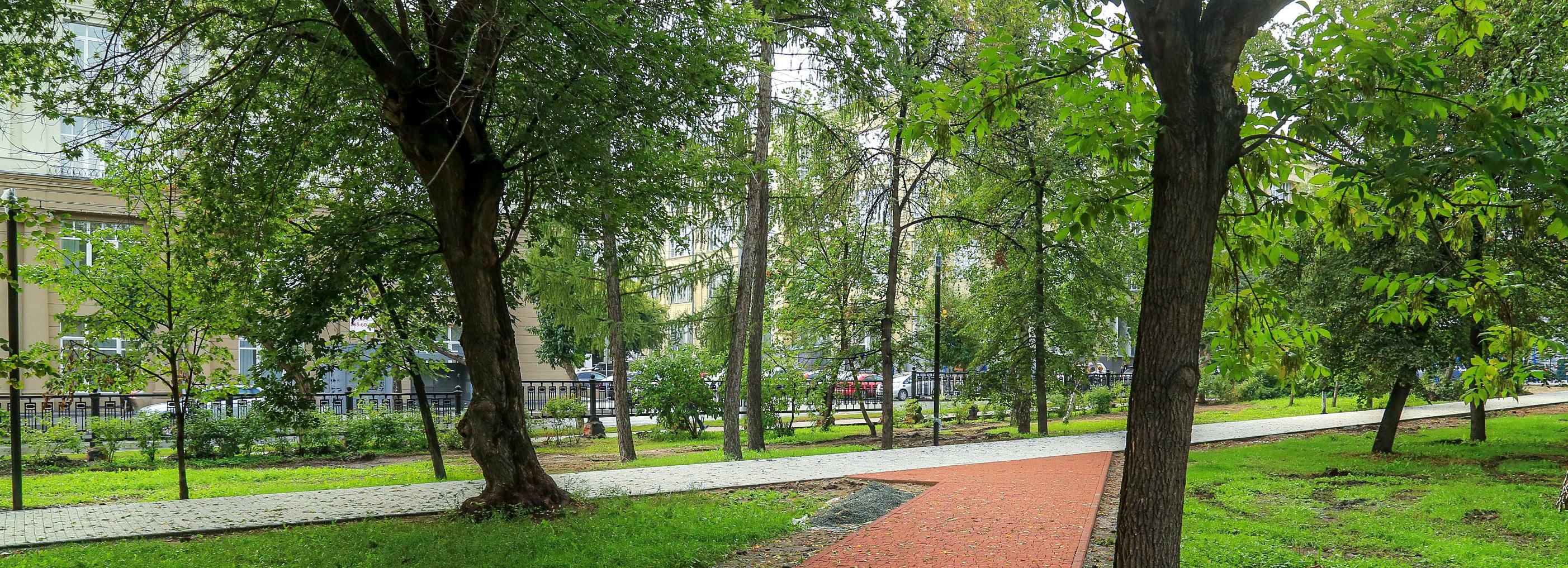 Дополнительных рабочих вывели на реконструкцию Первомайского сквера