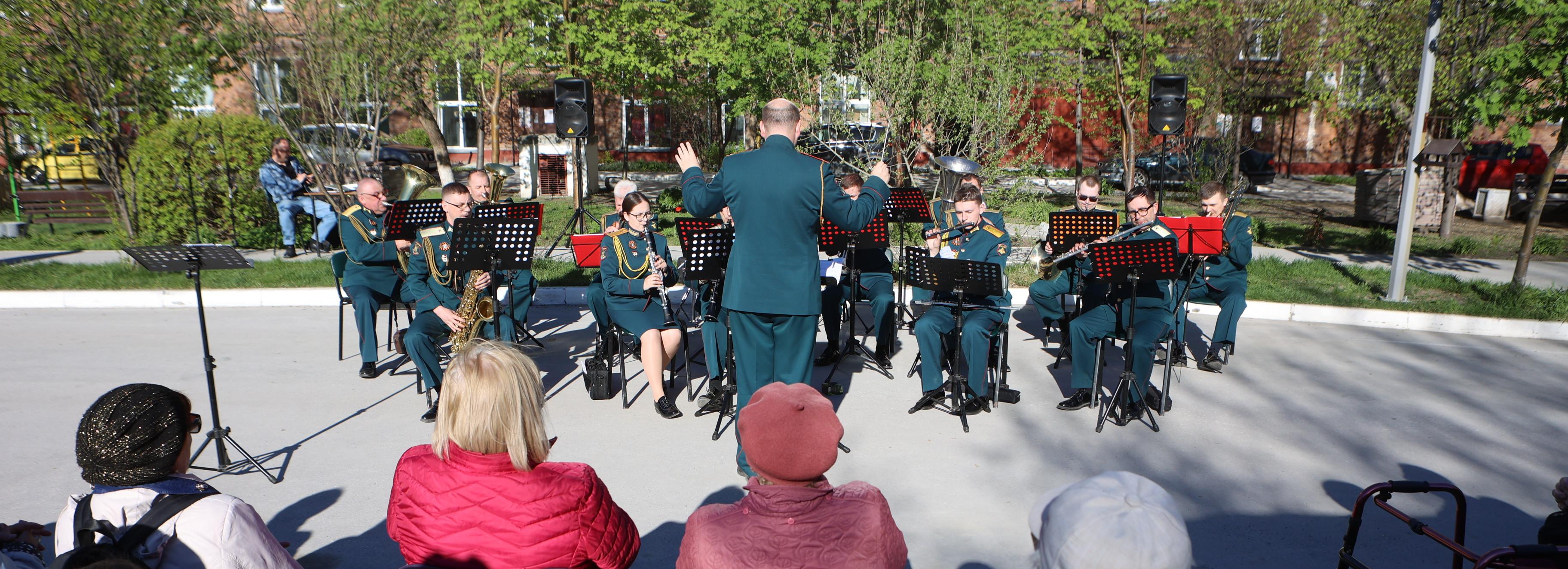 Военный оркестр дал концерт под открытым небом на Красном проспекте
