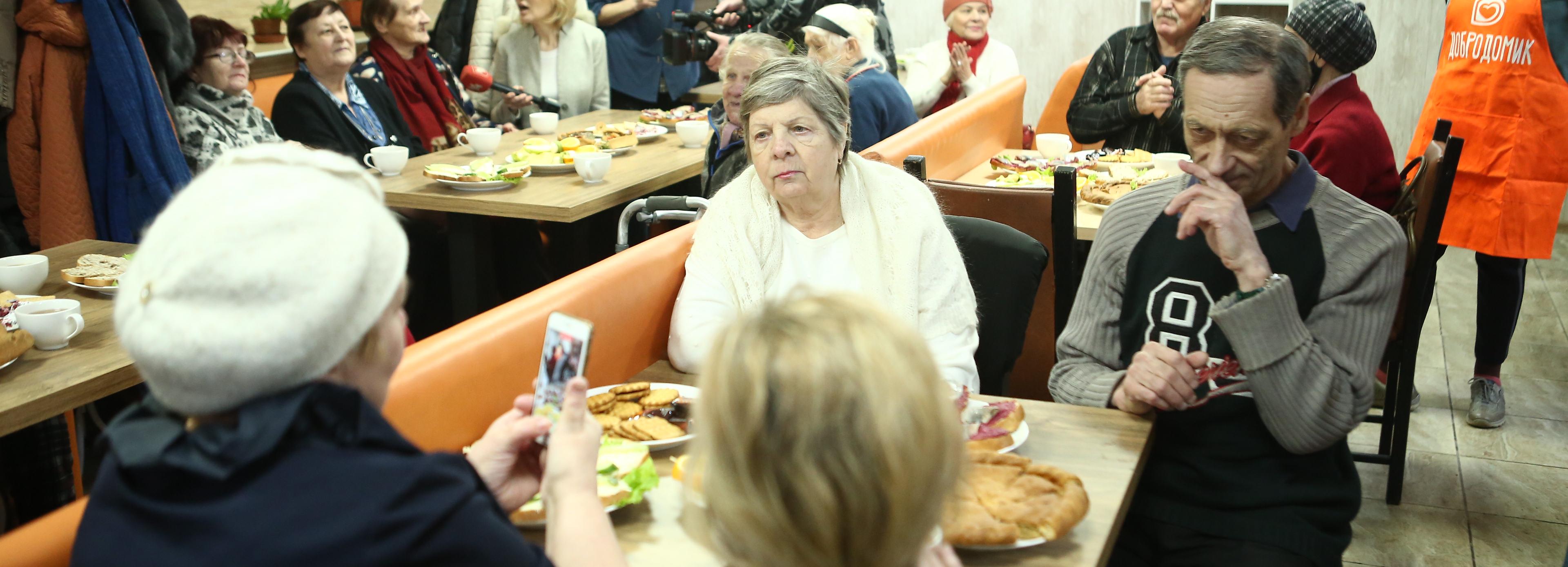 Кафе с бесплатными обедами для пенсионеров переезжает в Новосибирске