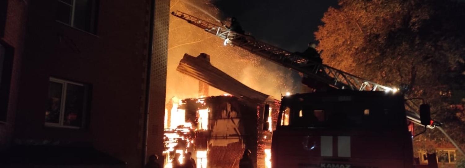 20 пожарных машин приехали тушить старый барак в Октябрьском районе