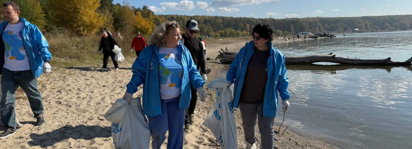 Прибрежную полосу Обского моря очистили волонтёры в Новосибирске