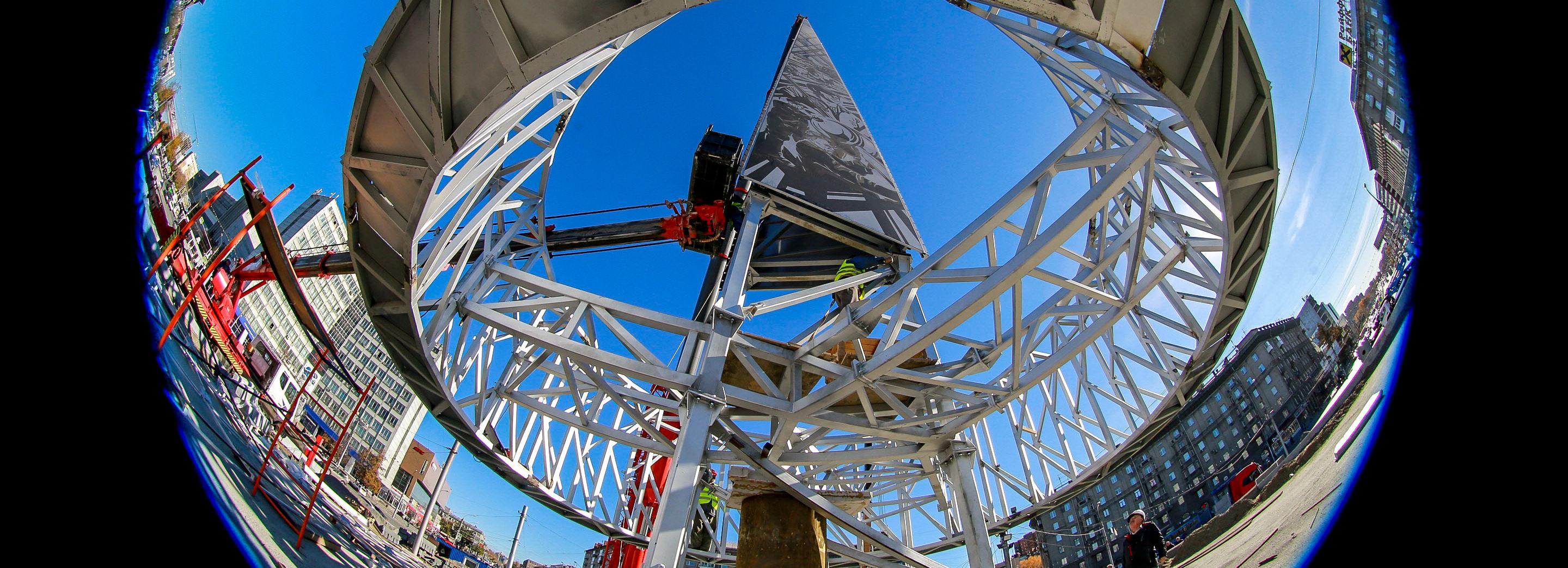 Гигантскую стелу трудовой доблести установили на площади Калинина