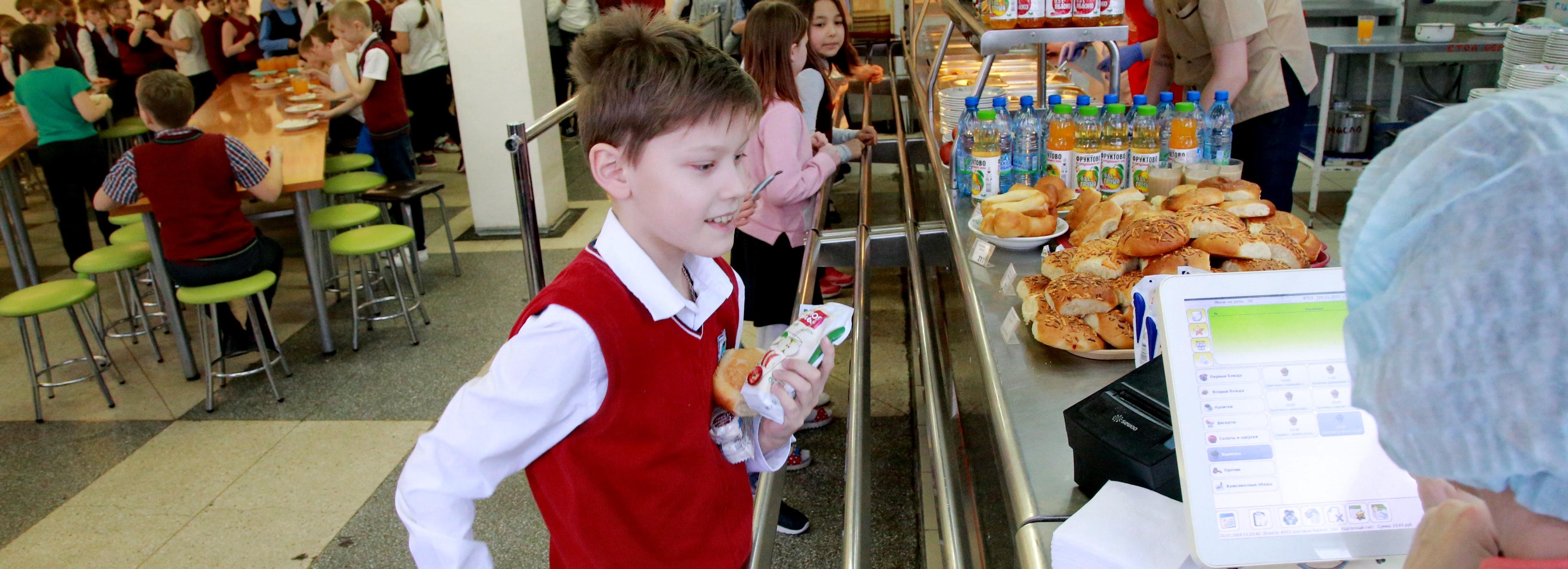 Новосибирским школьникам добавят 211 млн рублей на бесплатные обеды