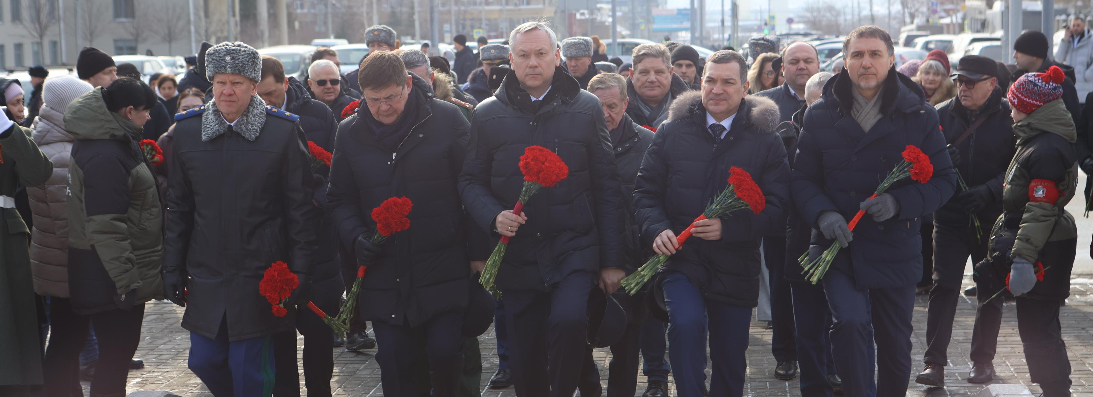Мэр Кудрявцев возложил цветы к бюсту Покрышкина в день его рождения