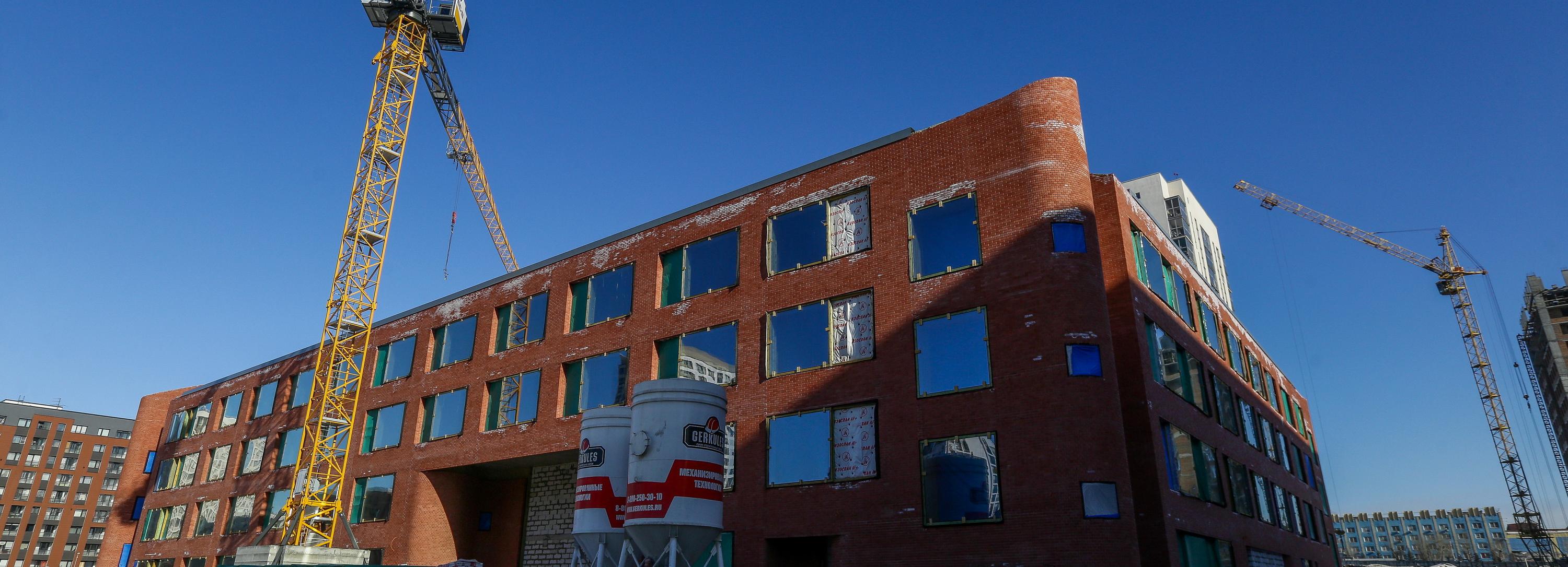 Школу со стеклянными стенами на берегу Оби достроят в ноябре