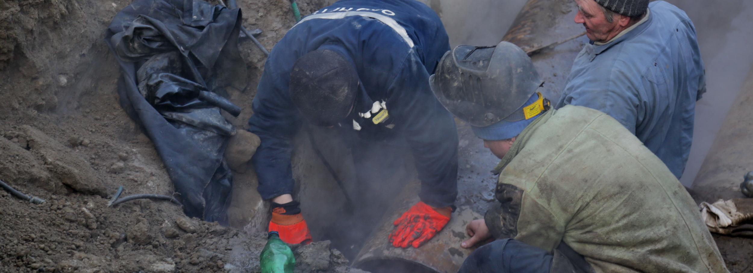 Из-за ремонта теплотрассы перекрыли улицу Бурлинскую