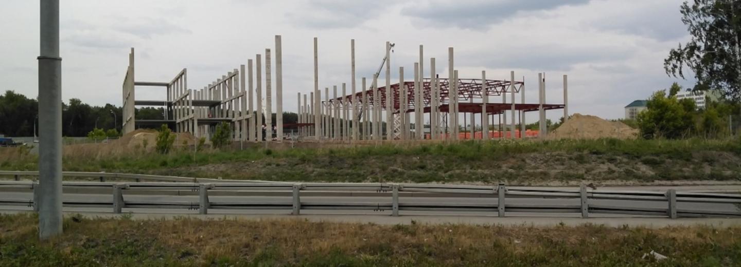 Каркас большого трёхэтажного магазина появился возле МЕГИ в Новосибирске