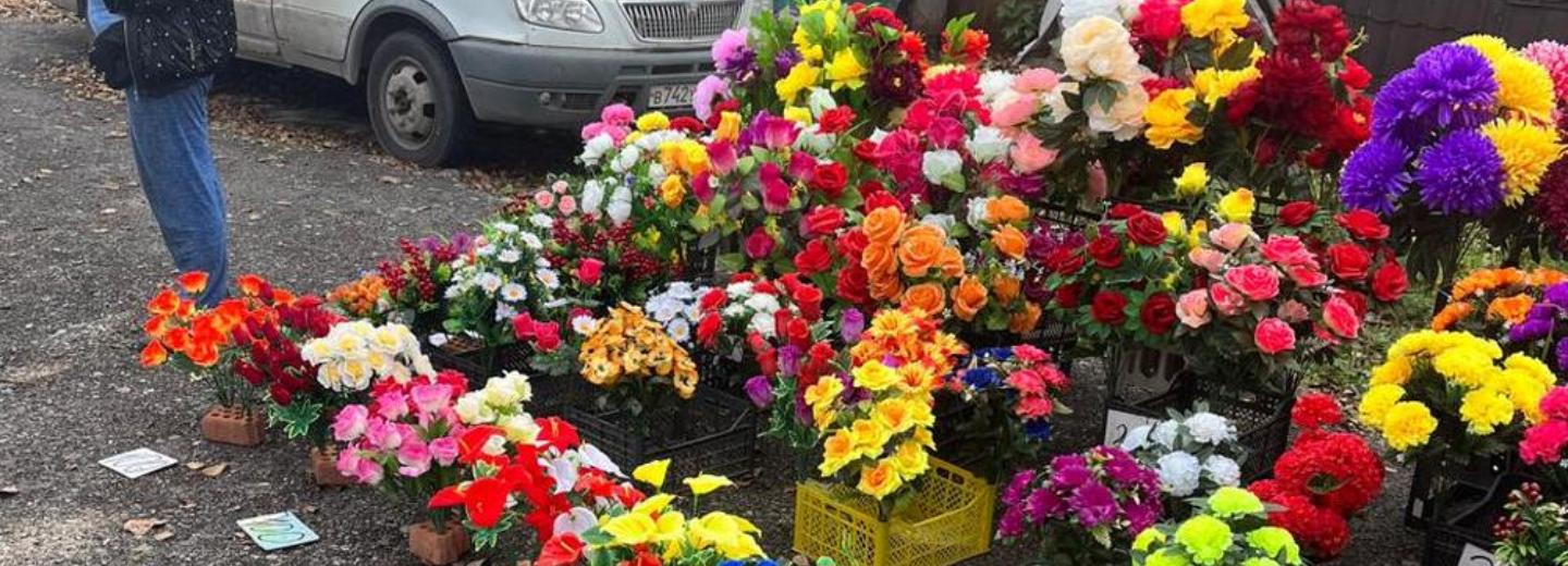 Искусственные цветы и фургон изъяли у незаконных торговцев на Хилокской