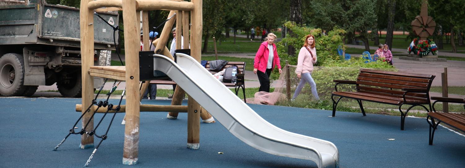 Деревянные качели и горка из Чехии появились в Нарымском сквере
