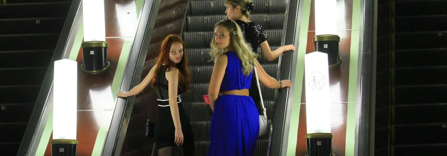 Закалённый дедушка станцевал в новосибирском метро