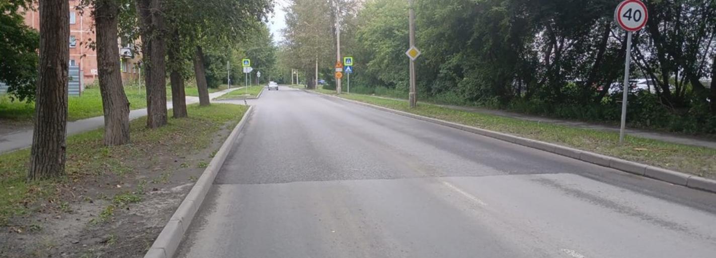 Асфальт заменили на улице Российской в Академгородке — смотрим фото