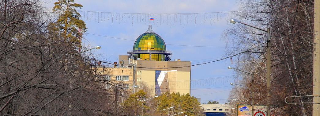 На купол НГУ опять водят экскурсии: иностранцев на высоту не берут